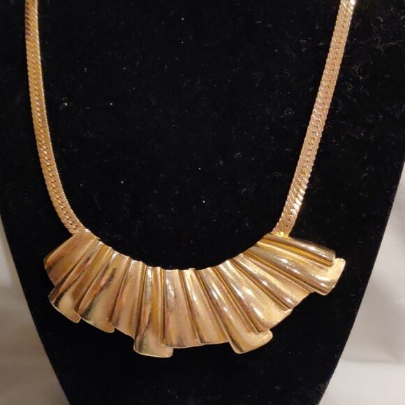 Gold tone chunky necklace - Picture 2 of 2